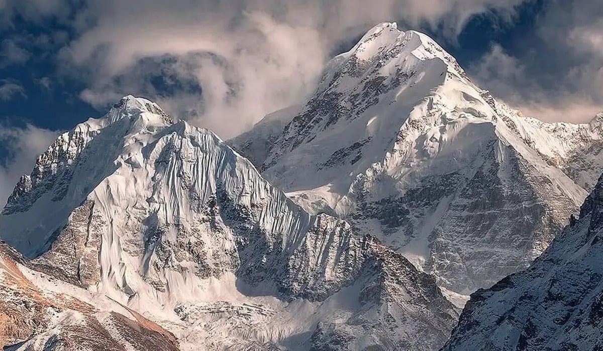 Some of the most prominent peaks in the Great Himalayan Range
