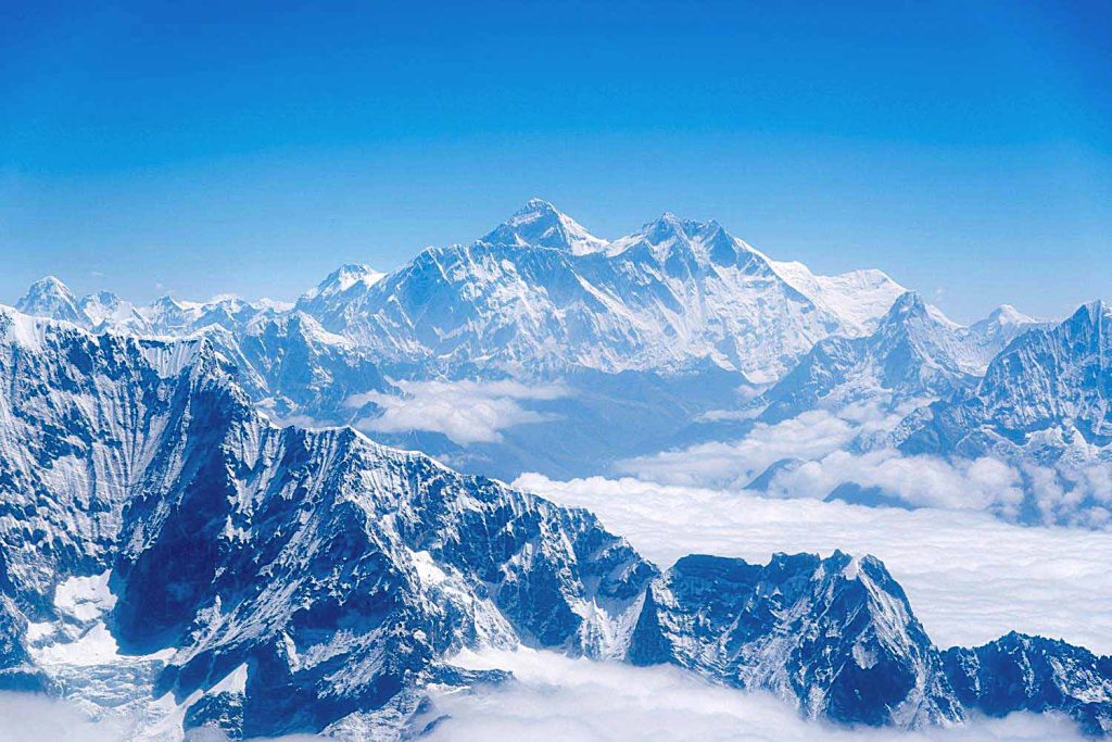 Stunning view of Mount Everest and other himalayans.